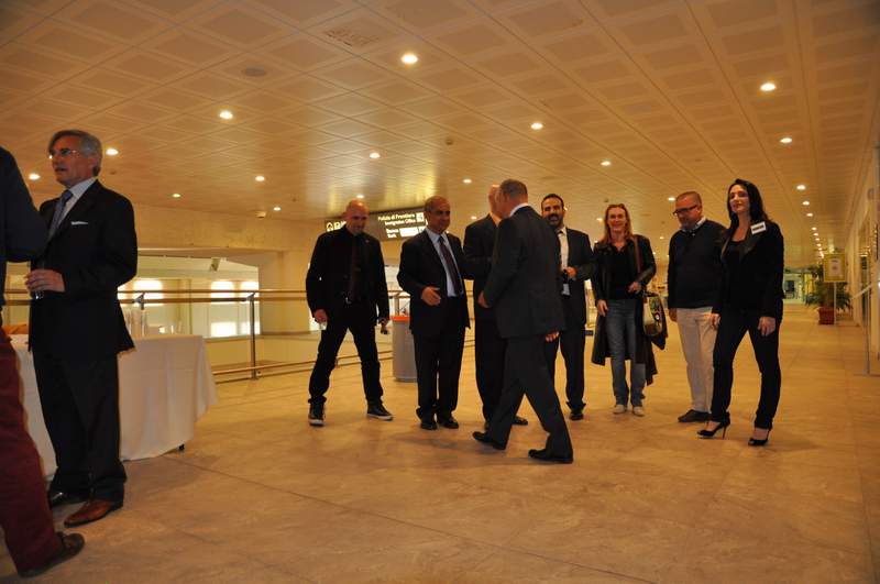 Preparativi per la foto di gruppo.