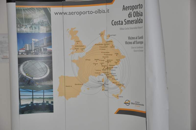 LAeroporto di Olbia Costa Smeralda , in estate, il terzo aeroporto italiano per traffico passeggeri, dopo Roma-Fiumicino e Milano-Malpensa.
