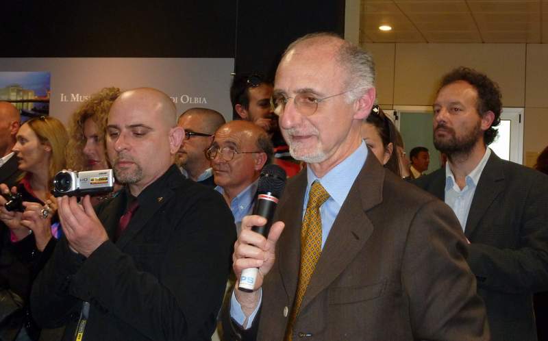 Speaker: Vincenzo Fusco (ENAC, Ente Nazionale per l'Aviazione Civile, Direttore Aeroporto Costa Smeralda). Con la videocamera, José Luis Sanchez Soler (Infobyte, Roma).