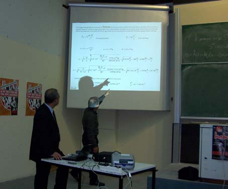 Un momento della conferenza di Giovanni Pastore, Amphitheatre Democritus, Physics Department, University of Athens: l'Ing. Fragoulis Ziboulias impegnato nella traduzione in greco del significato fisico dei calcoli meccanico-astronomici